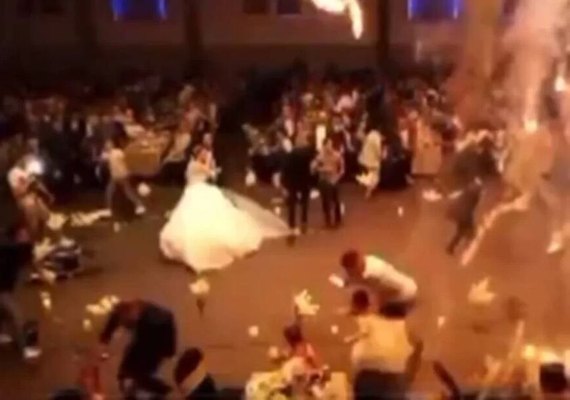 Teto cai durante festa de casamento, mata dama de honra e deixa ao menos 20 feridos, na Colômbia; vídeos 