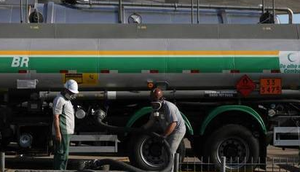 Caminhão-tanque descarrega combustível em posto / Foto: DIEGO VARA/REUTERS