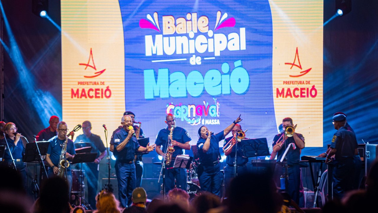 Baile Municipal resgata tradição e anima foliões na Praça Dois Leões