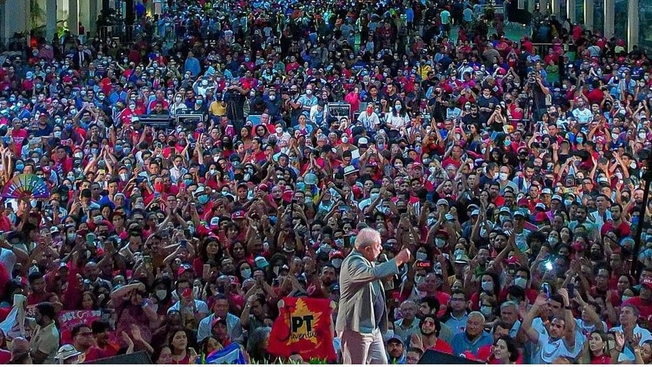 Multidão lota centro de convenções em apoio ao pré candidato Lula da Silva