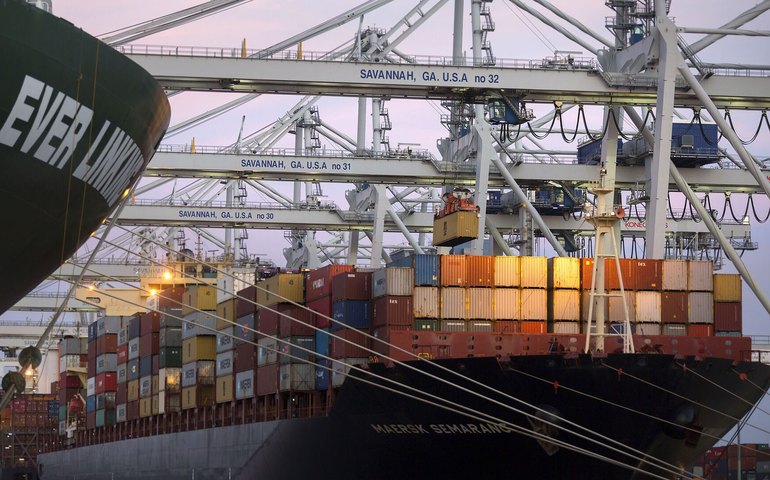 Mídia: exportações chinesas crescem antes do fim da trégua com EUA, mas riscos externos se ampliam