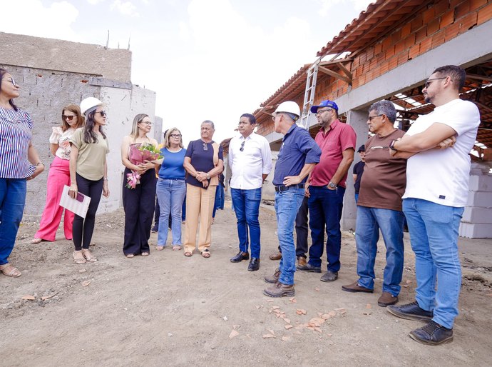 Prefeita Tia Júlia anuncia construção de ginásio para a nova Escola Elói Barbosa