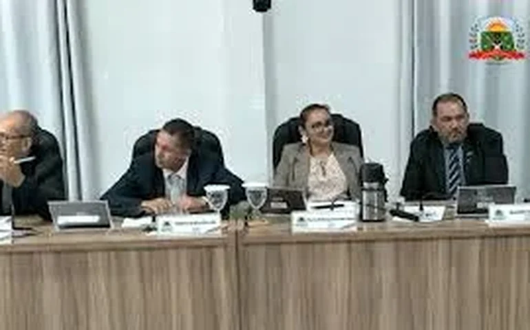 Vereadora é flagrada fazendo gesto obsceno durante sessão em Ubajara (CE); vídeo repercute