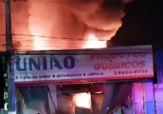 Incêndio destrói loja de produtos químicos e causa prejuízo milionário em Maceió