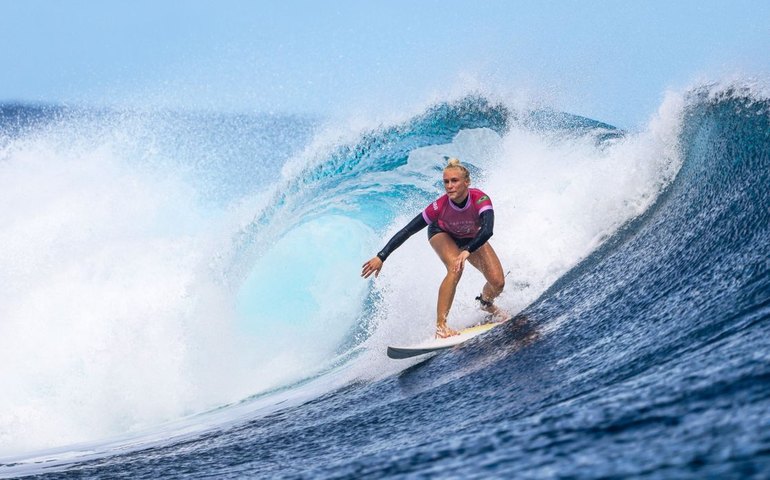 Tati Weston-Webb garante ao menos a prata para o Brasil no surfe