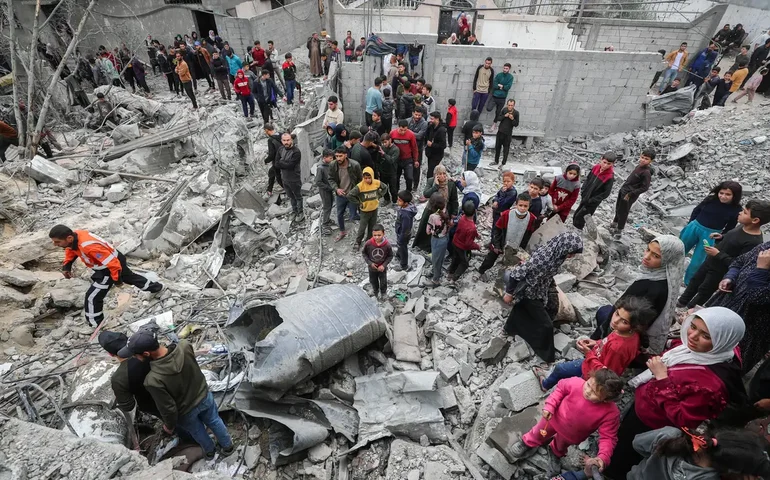 Ataques aéreos israelenses matam 10 em escola com desabrigados