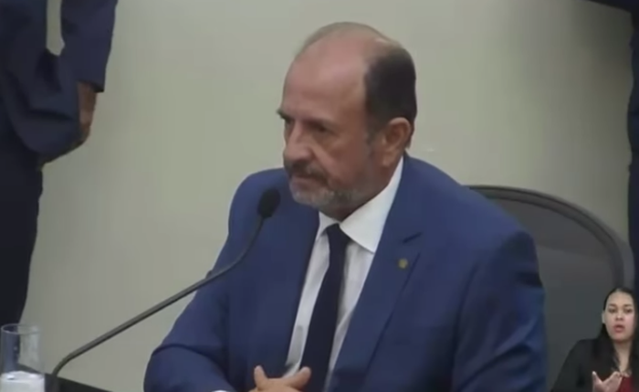 Deputado Antônio Albuquerque se pronunciou na Assembleia Legislativa e cobrou que advogada revele nome de político citado em acusações
