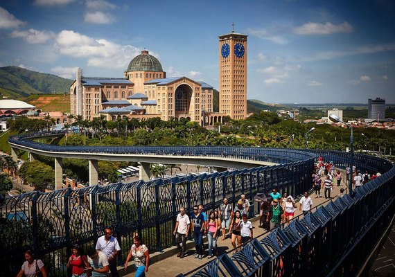 Cerca de 250 mil pessoas devem passar por Aparecida no feriado
