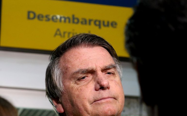 Citando possível fuga, Moraes nega devolver passaporte de Bolsonaro