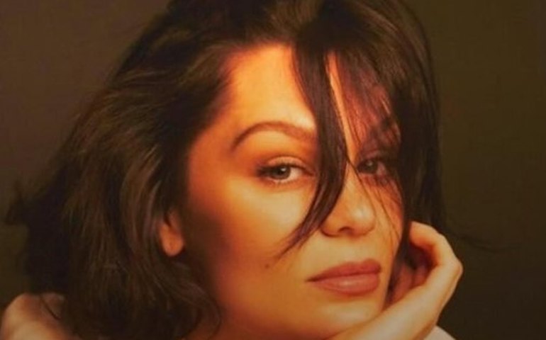 Jessie J faz discurso emocionante sobre tratamento de câncer durante show no The Town