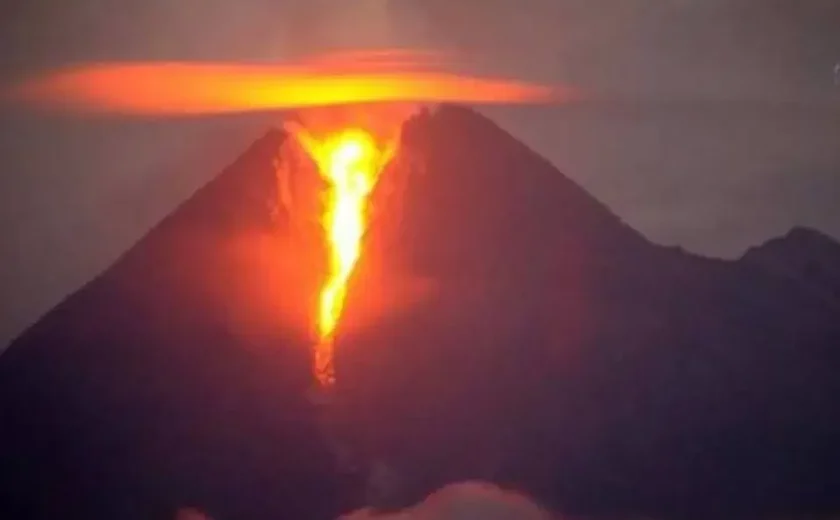 Vulcão Ruang tem nova erupção dias após remoção de 11 mil habitantes em áreas de risco, na Indonésia; fotos