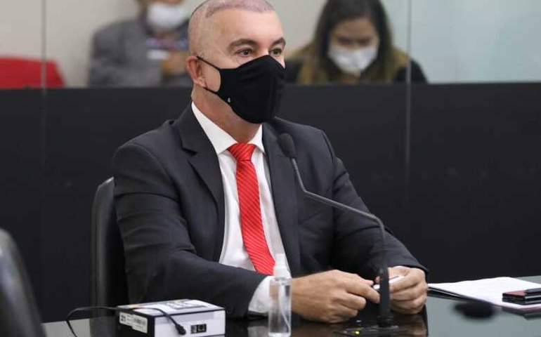 Com voto contra do deputado Ronaldo Medeiros, título de cidadão honorário de Bolsonaro é aprovado na ALE