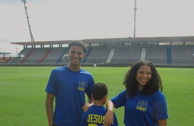 Empreendedora alagoana une fé e paixão pelo futebol em coleção para a Copa de 2026