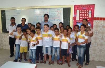 Prefeitura de Porto Calvo entrega fardamento aos alunos do município