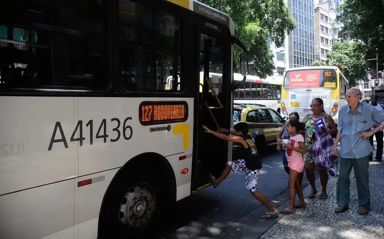 Ônibus retomam circulação em São Paulo após paralisação