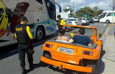 Fiscalização flagra transporte clandestino de turismo