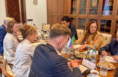 Senadora Dra. Eudócia participa de reunião técnica na Rússia sobre desenvolvimento de vacinas personalizadas com RNA mensageiro