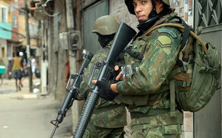 Operação militar no Salgueiro e na Baía de Guanabara envolve 2 navios de guerra
