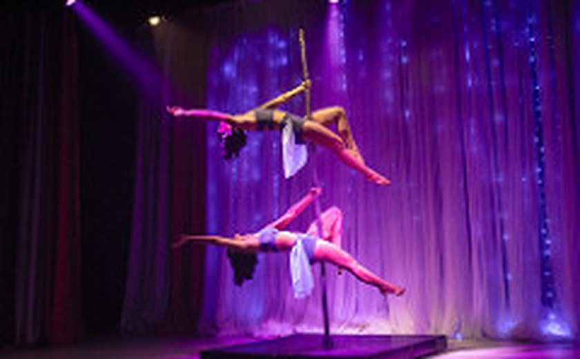 Pole dance artístico e cordel no palco do Teatro Deodoro