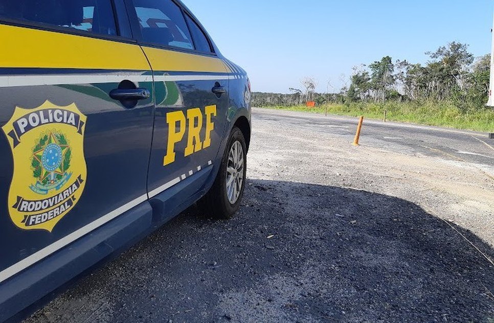 Criança é transportada sobre tanque de gasolina de motocicleta em Estância / Foto: Foto: PRF/ Divulgação