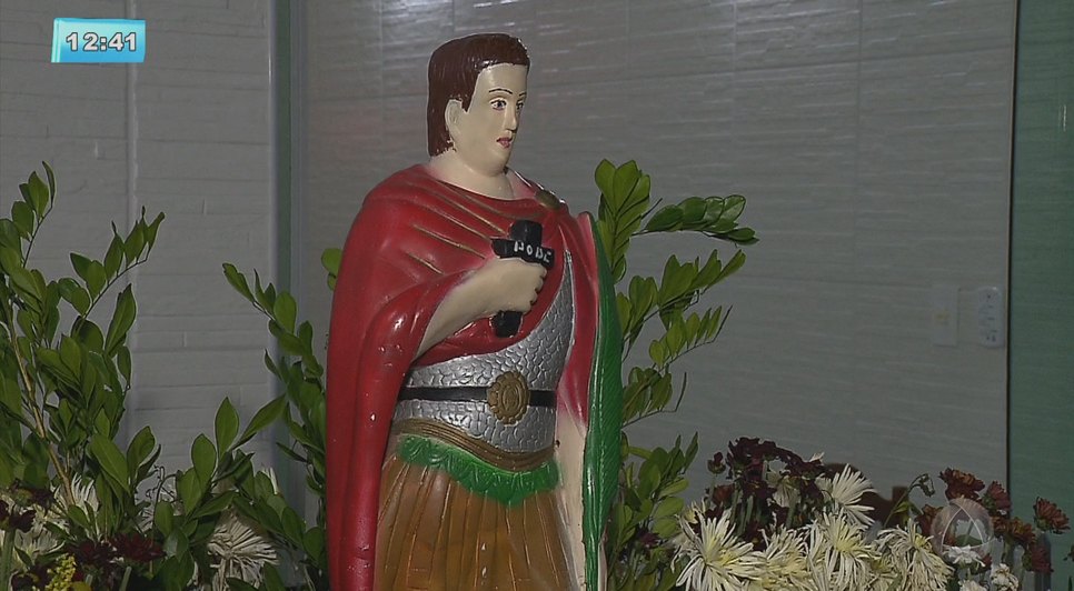 Fiéis participam de homenagem a Santo Expedito