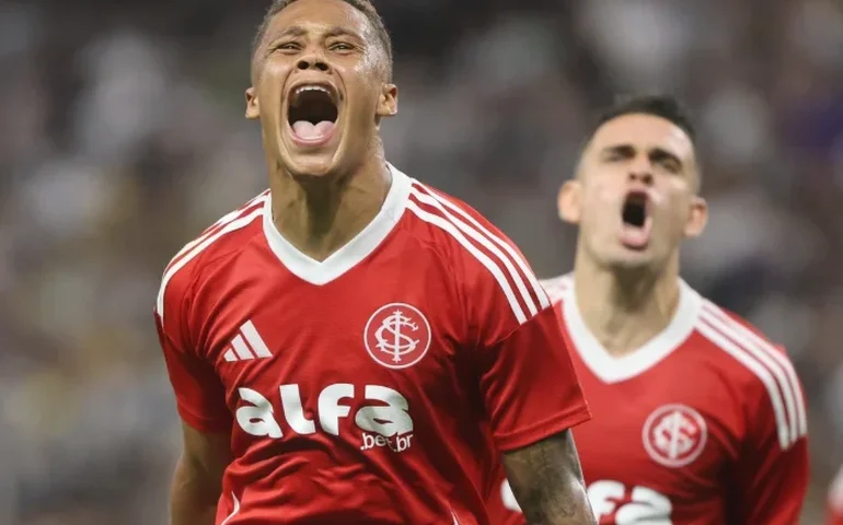 Internacional derrota Ceará e se afasta da zona de rebaixamento do Brasileirão