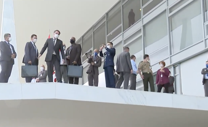 Bolsonaro apareceu inesperadamente na rampa do Planalto e fez sua defesa