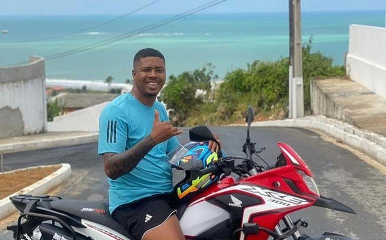 Polícia toma depoimento do amigo do homem morto em posto de combustíveis, após ter se casado no Jaraguá