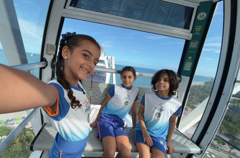 Estudantes de escola municipal participam de dia de lazer na roda-gigante