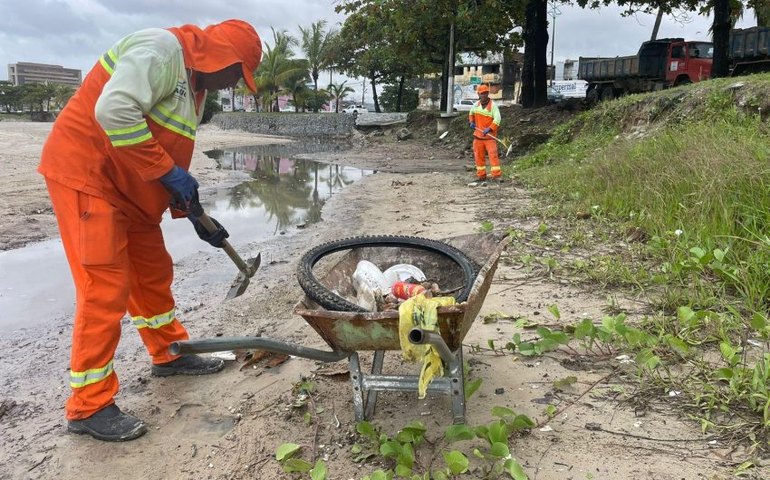 Após fortes chuvas, Desenvolvimento Sustentável amplia limpeza na foz do Riacho Salgadinho