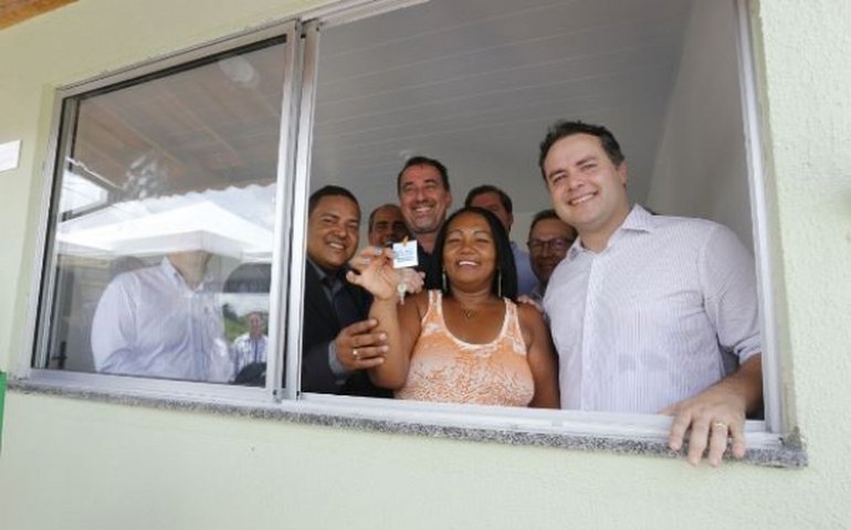 Governador participa da entrega de casas em Santa Luzia do Norte