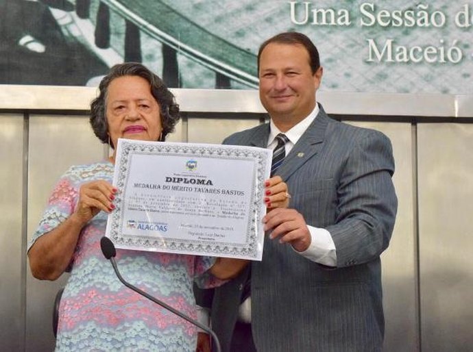 Educadora Maria Valderez é homenageada com a Comenda Tavares Bastos