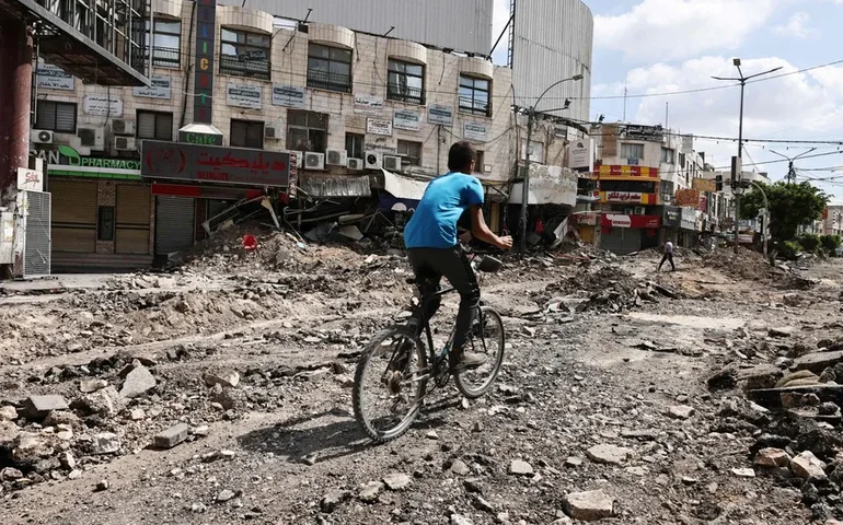 Exército de Israel investiga morte de ativista americana na cisjordana Nablus; retirada militar de Jenin revela rastro de destruição