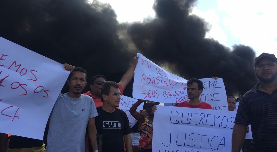 Manifestantes realizam protesto pela morte de homem asfixiado com gás na viatura da PRF em Sergipe / Foto: Foto: Aline Aragão/TV Atalaia