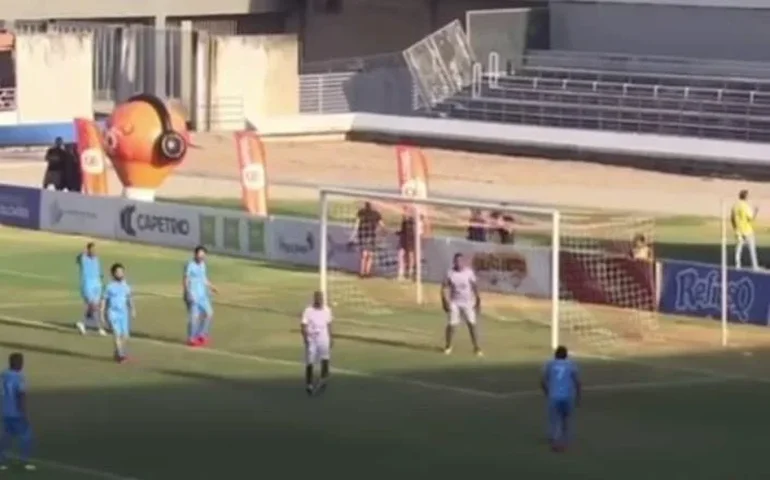 Adriano comanda vitória por 9 a 7 em jogo movimentado no Rei Pelé