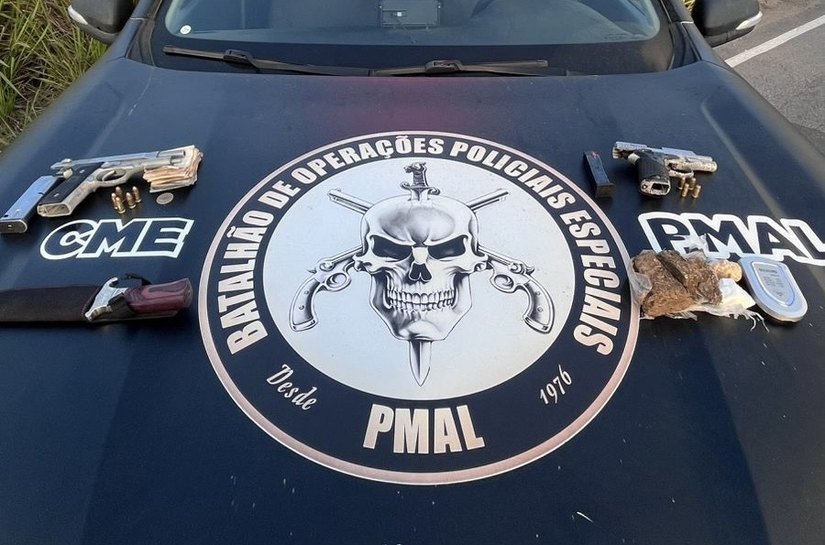 Dois homens são presos ao serem flagrados em veículo transportando armas e drogas, na BR-101