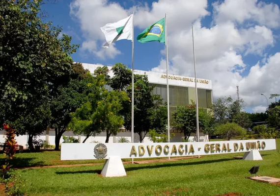 AGU publica editais de concurso com 300 vagas para formados em direito
