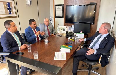 Prefeito Júlio Cezar se reúne com deputado Marx Beltrão em Brasília