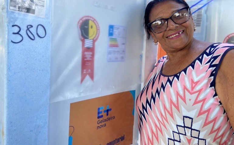 Equatorial entrega 80 geladeiras novas aos sorteados no programa de eficiência energética residentes no Vergel do Lago e Clima Bom