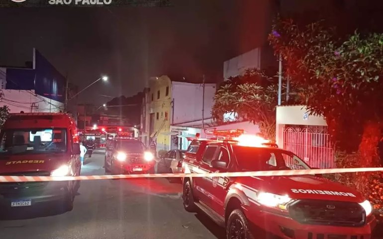 Incêndio atinge mecânica em São Caetano do Sul e destrói automóveis