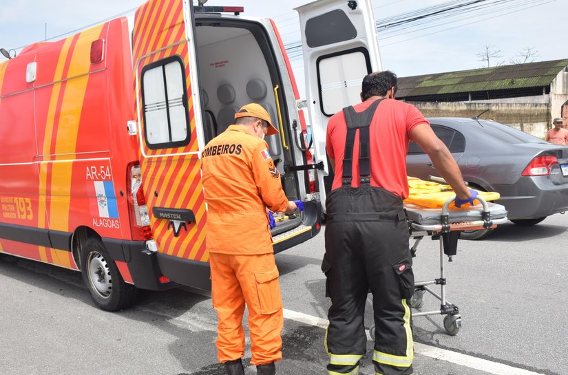 Bombeiros atendem a engavetamento com vítima fatal na BR-101