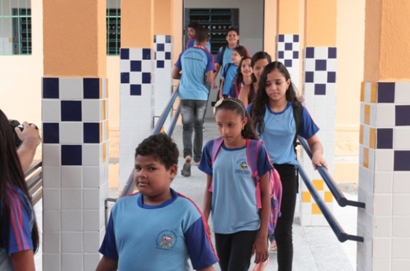 Obras em escolas e ginásios contemplam 8 mil estudantes do Sertão