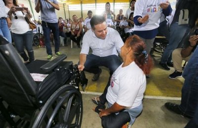 Governo do Estado entrega 80 cadeiras de rodas em Santana do Ipanema