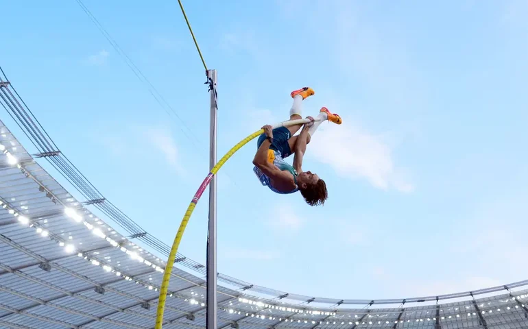 Duplantis supera recorde mundial do salto com vara pela 14ª vez com 6,30m e leva ouro em Tóquio