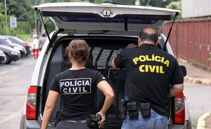 Policiais cumprindo mandados na Operação Lego, no Rio de Janeiro