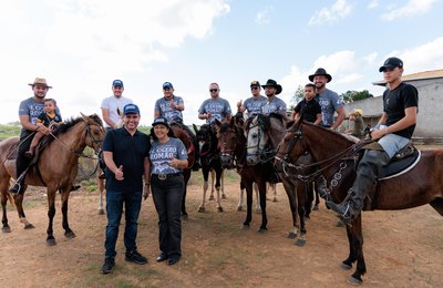 Deputado Fernando Pereira participa da 22ª Cavalgada do Padre Cícero ao lado de lideranças em Lagoa da Canoa]