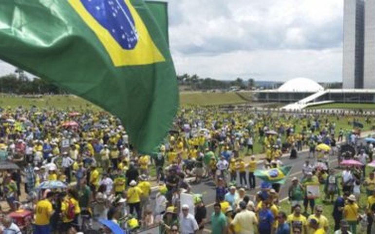 Bolsonaristas chegam à Esplanada para acompanhar desfile e fala do presidente