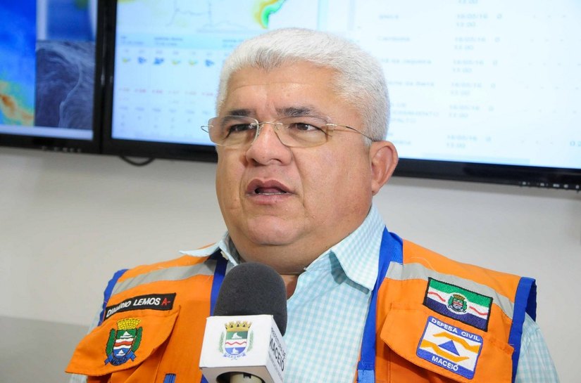 Defesa Civil realiza reparos em passarela na Grota do Cigano