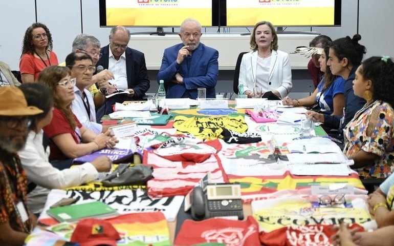 Lula recebe MST e indica criação de conselho para negociar com movimentos sociais