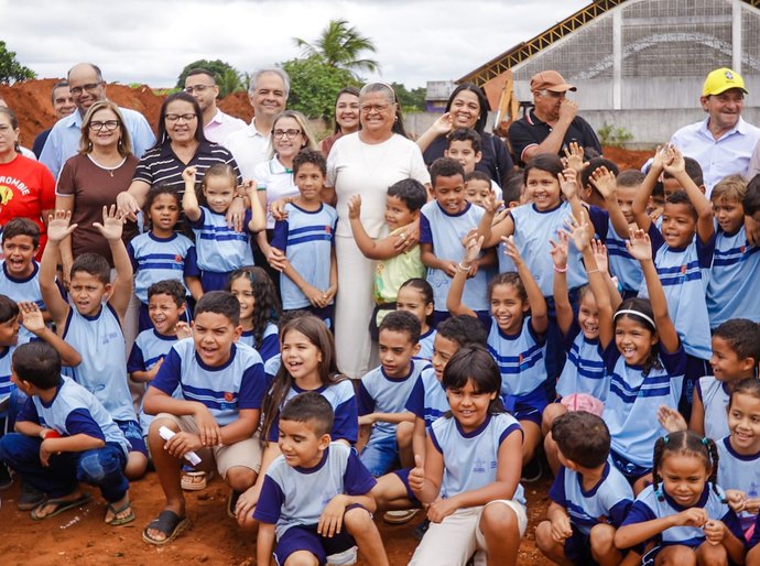 Prefeira Tia Júlia assina Ordem de Serviço para reforma e ampliação da Escola Ludugério Amâncio